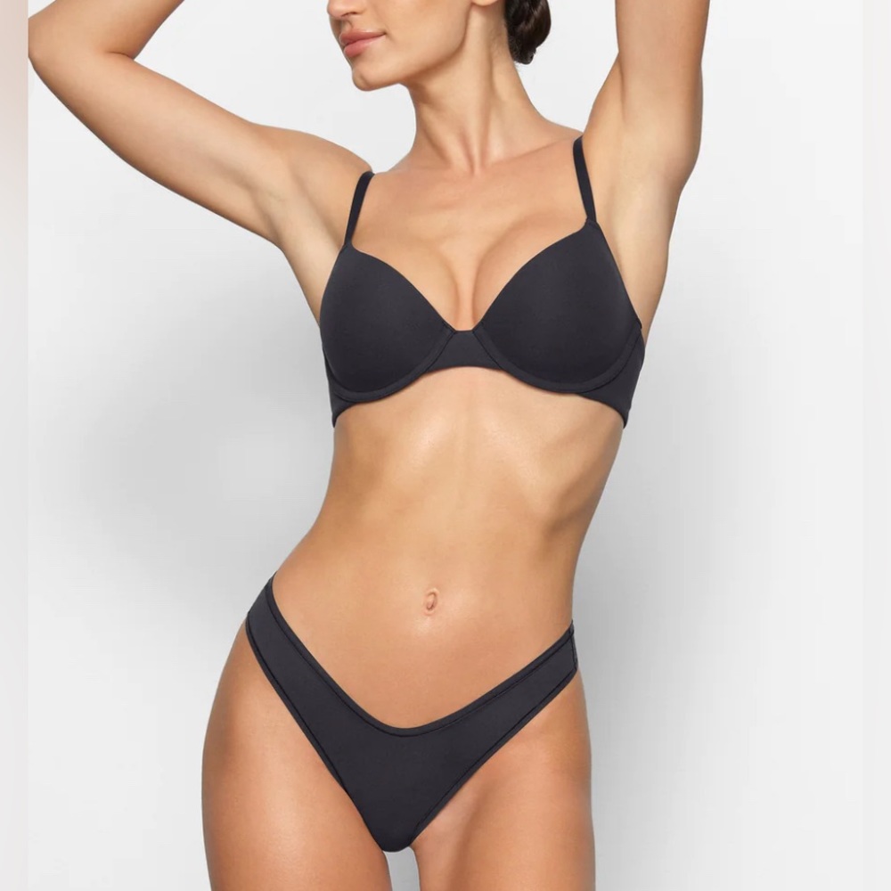 NWT Skims Fits Everybody Tshirt Bra 32D